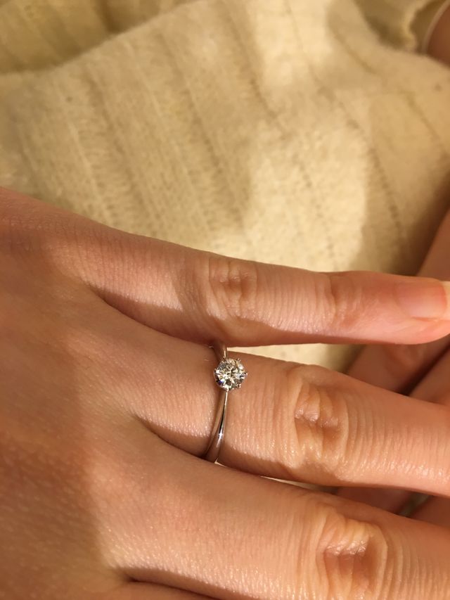 シンプルなのでダイヤの輝きがより引き立ちます。