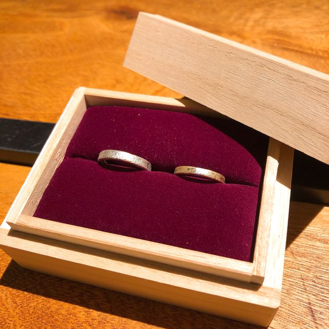 左：プラチナ、右：ブラウンゴールド