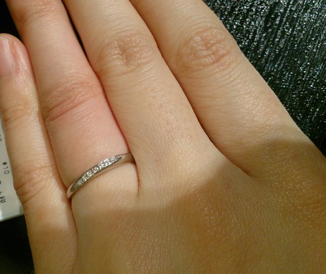 細みの繊細なデザインです。