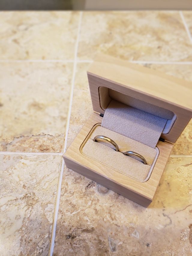 アトリエ内もナチュラルな雰囲気で、指輪は木箱に入ってます。