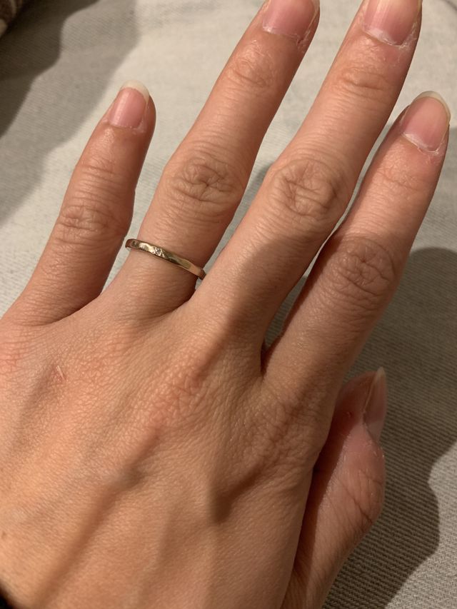 ダイヤが1粒埋め込まれています。