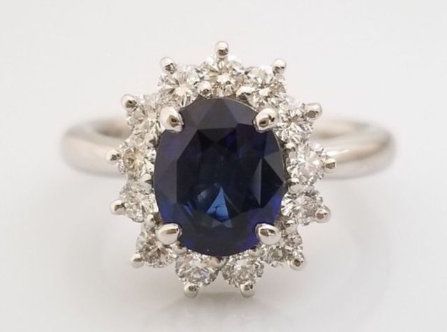 婚約指はプラチナの土台に、誕生石のサファイアをメインに