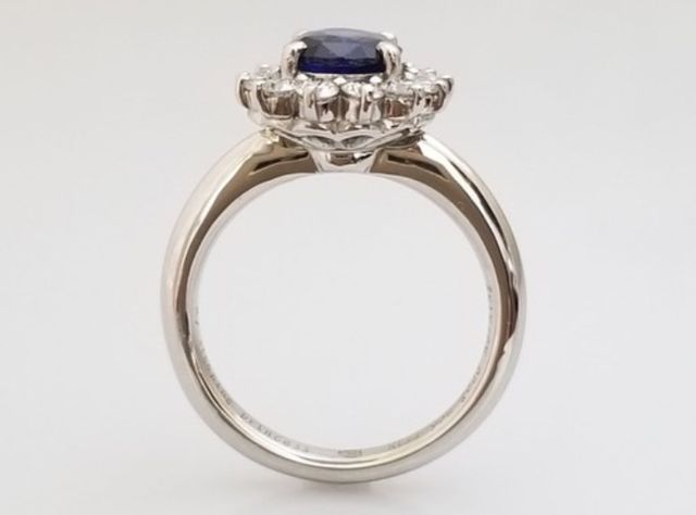 シャトンは裏返すと一輪のお花の模様に見えるように