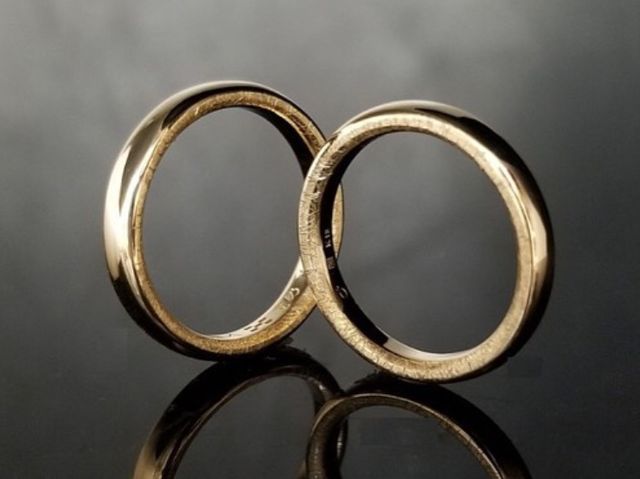 ただ、リングの内側と指馴染み部分にはスクラッチと刻印を