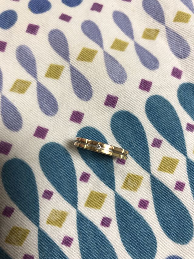 溝があるピンクゴールドのリング。石もついています。