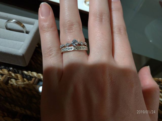 上の婚約指輪に合わせて下の指輪を検討中です