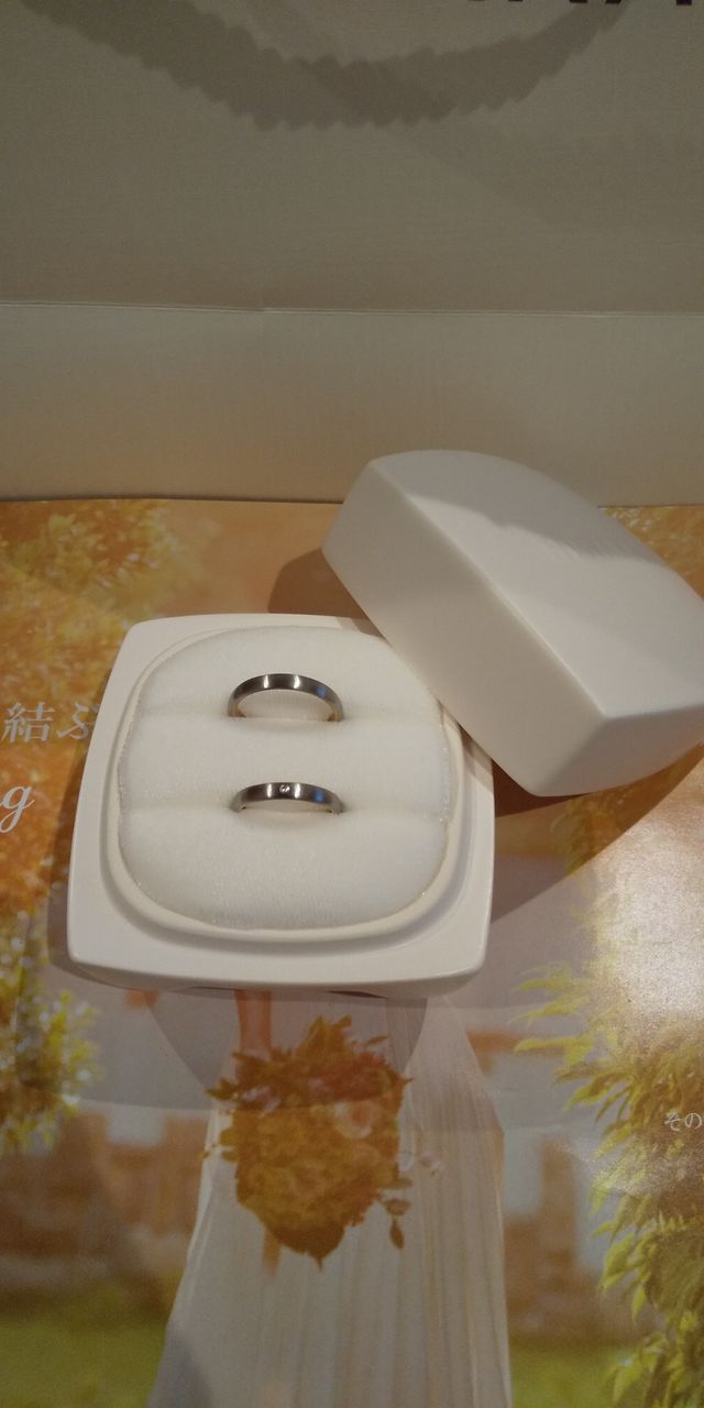 木箱の中の白い陶器に、指輪が入っています