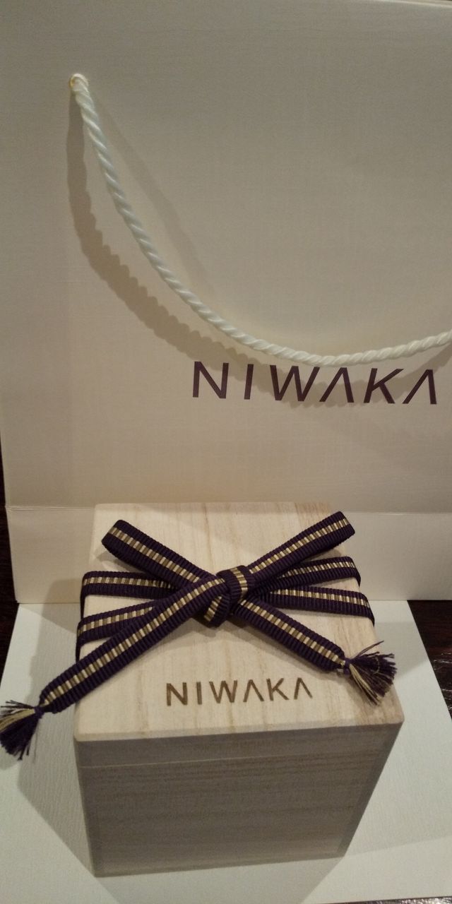 紐で縛られた木箱