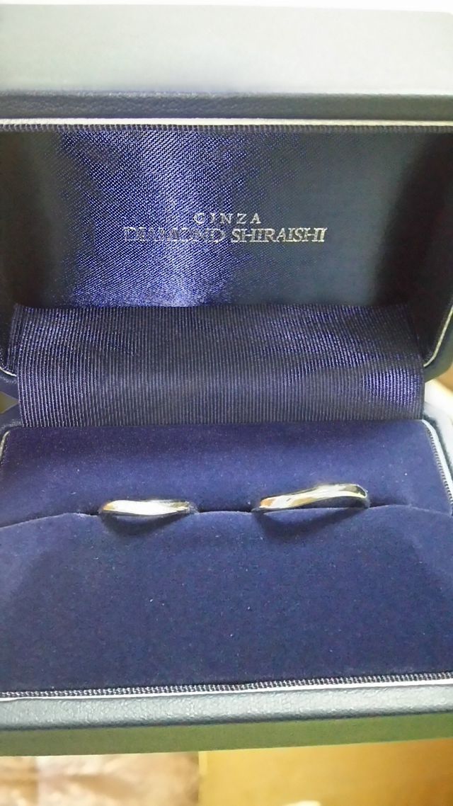 V字ラインで女性リングはダイヤが埋め込まれています。