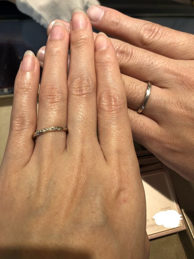 ゴールドやつや消しが斜めラインに入った指輪