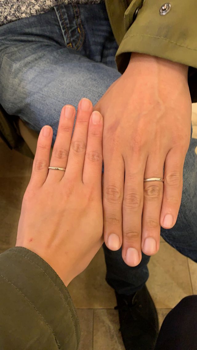 女性用には華奢なダイヤが入ってます。