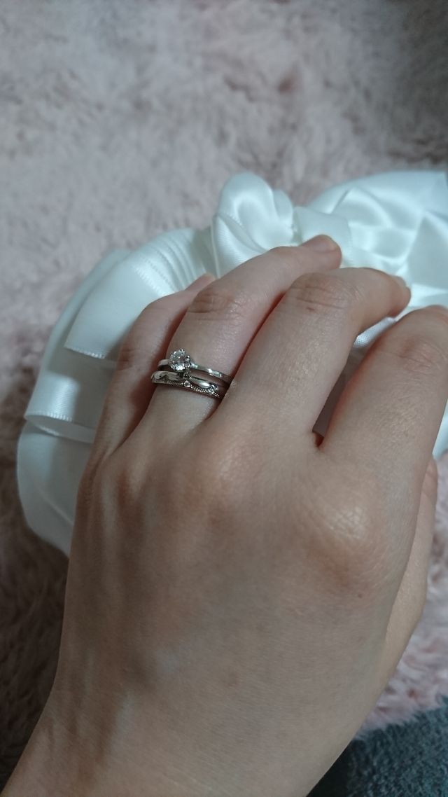 婚約指輪と重ねたとき