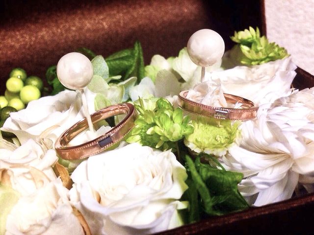 ピンクゴールドの指輪にブラックダイヤとダイヤが入ってます。