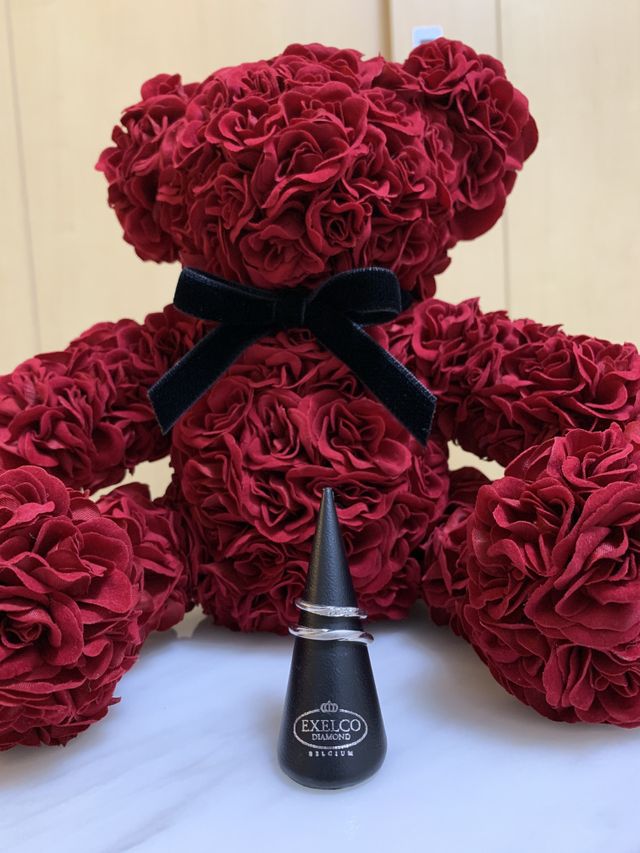 結婚指輪と婚約時と共に来てくれた赤い薔薇のくまさん♡