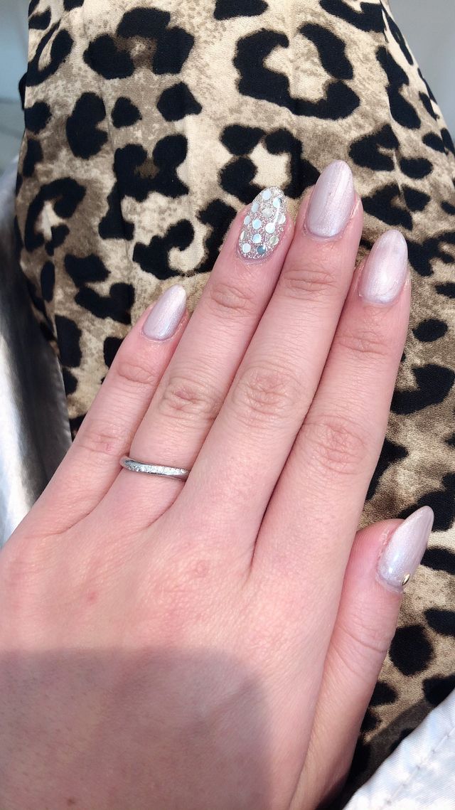 シンプルな細身リングに埋め込まれたダイヤが可愛いです