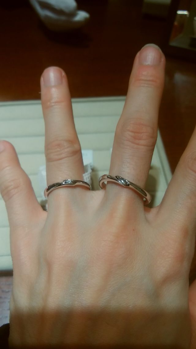 男性はダイヤなしですがリングのウェーブが光を集めて綺麗です