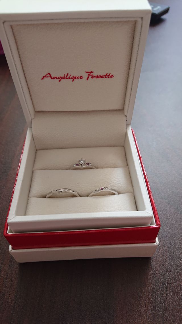 セットで買いました。ピンクを入れて可愛らしくしました。