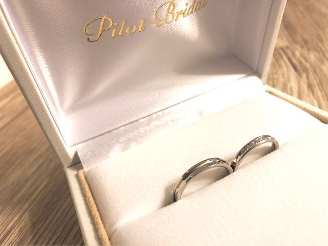 Dear 女性の指輪にはダイヤモンドがあしらわれています。