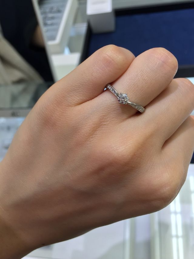 左右両方に石が入ったタイプ。細身のデザイン、V字。