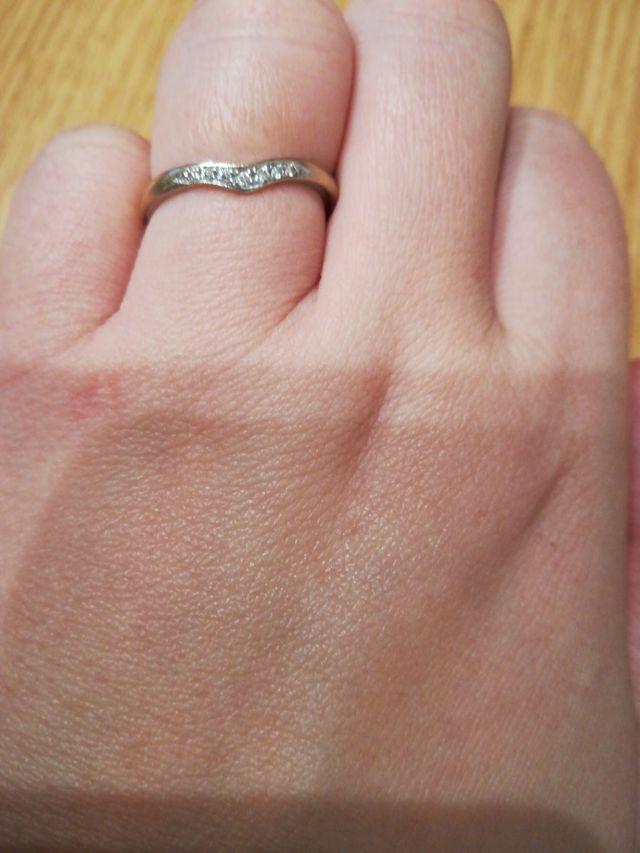 Vの字にダイヤがついていて華やか