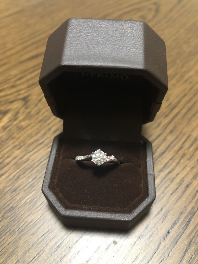 まわりにダイヤがついてますが一つだけピンクダイヤになってます