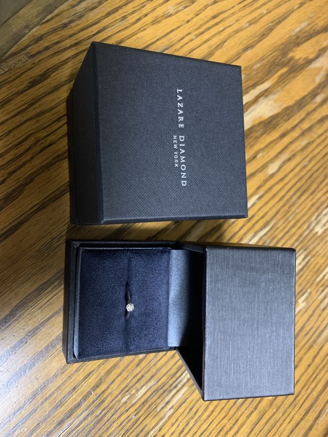 指輪が映えるシックな黒のデザインのケース