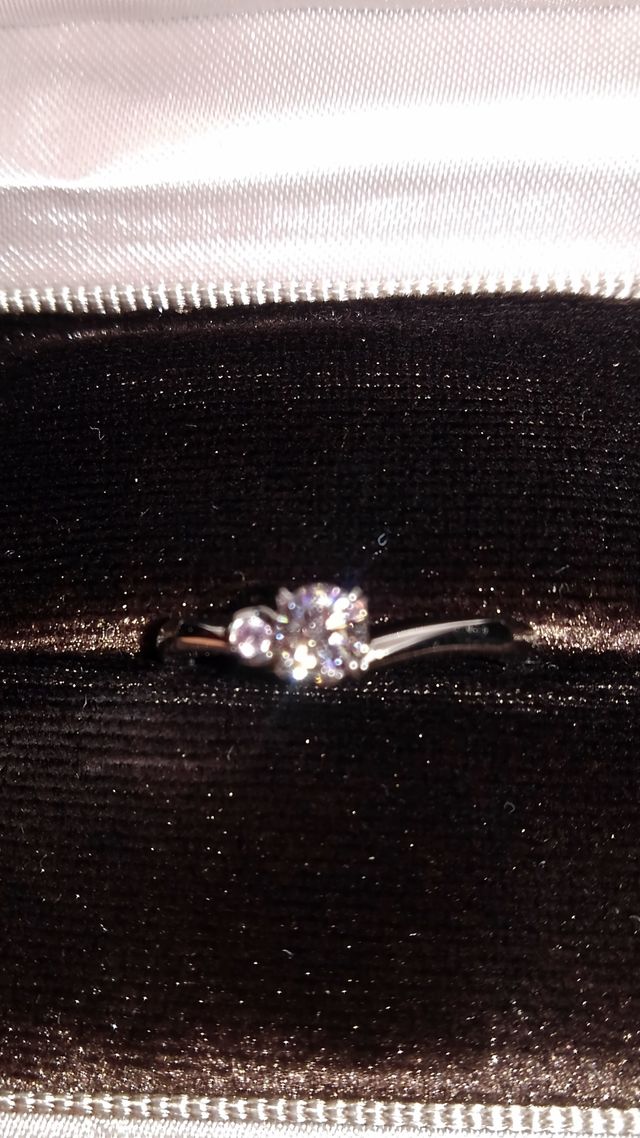 ピンクダイヤが添えてあり、かわいい感じの指輪です。