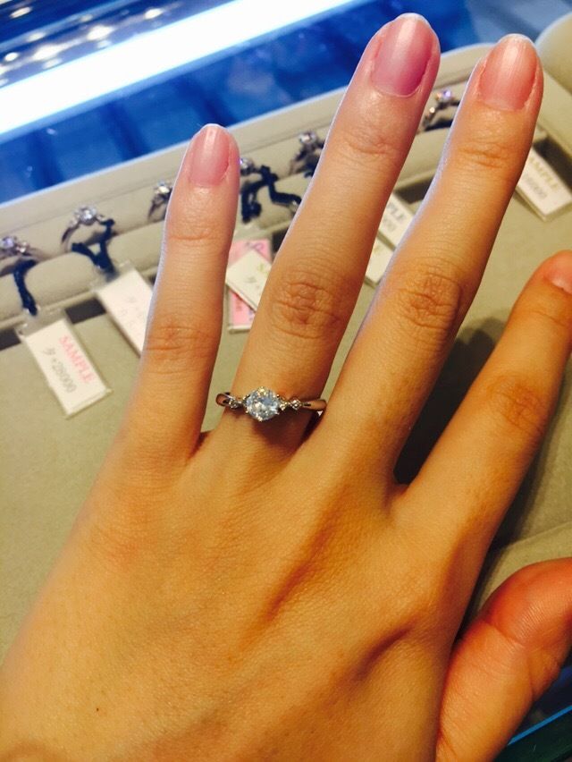 0.5カラットにサイドにメレが2粒ずつ