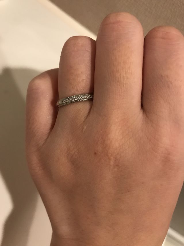 プラチナのリングにダイヤが半面はいってるデザイン