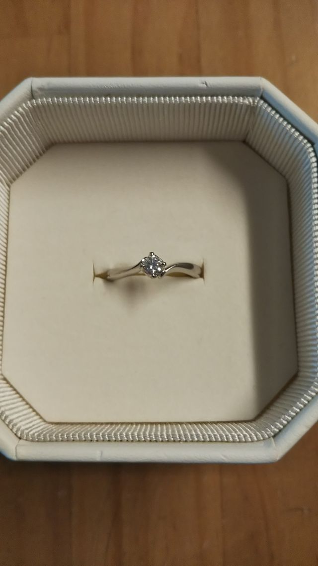 一粒のダイヤが輝くシンプルな婚約指輪です。