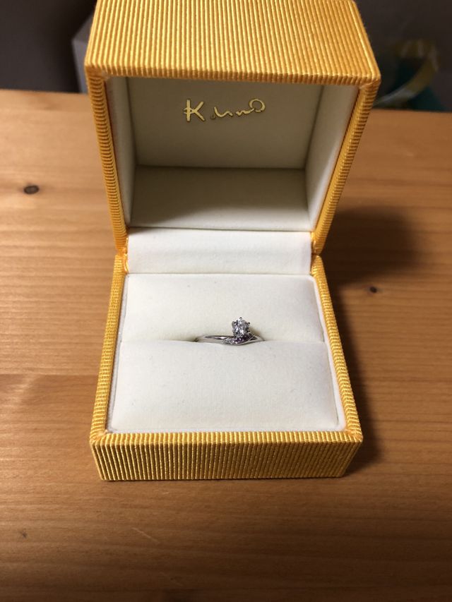 ケイウノで購入した婚約指輪の写真です。