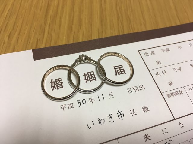 両サイドの2つが結婚指輪です