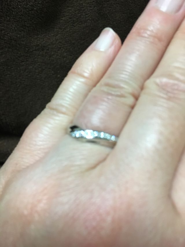 写真ではわかりにくいですが、ピンクダイヤがポイントです。