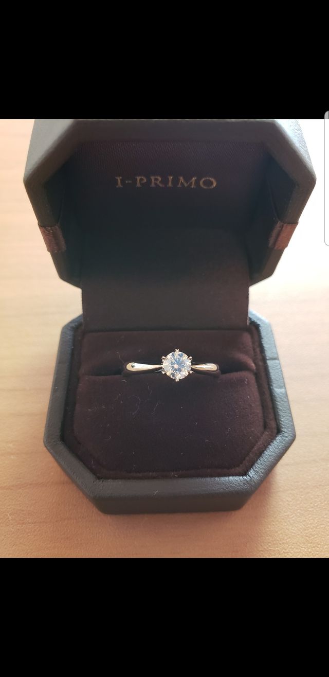 ダイアの大きさが引き立つ婚約指輪です。