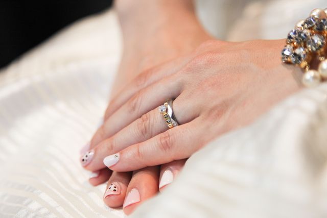 イエローゴールドのダイヤモンドがついた指輪です。