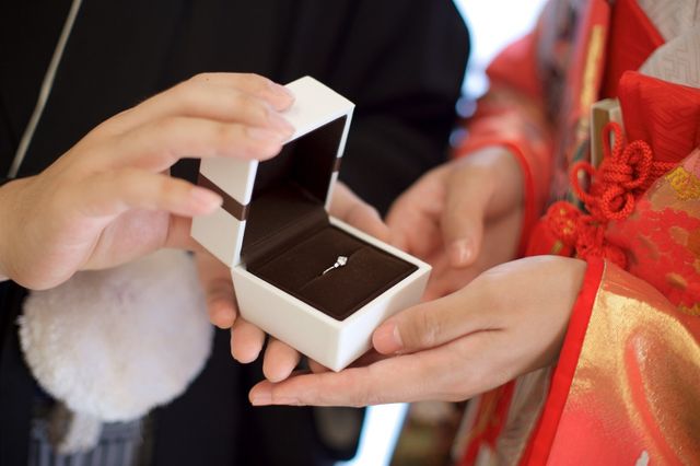 前撮りのときに改めて彼から婚約指輪をつけてもらいました。