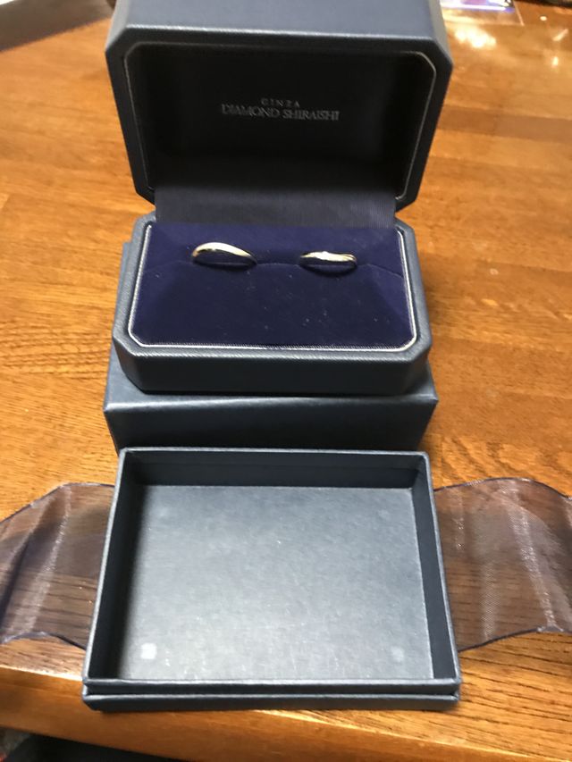男性用はつや消し、女性用はダイヤが埋め込まれています！
