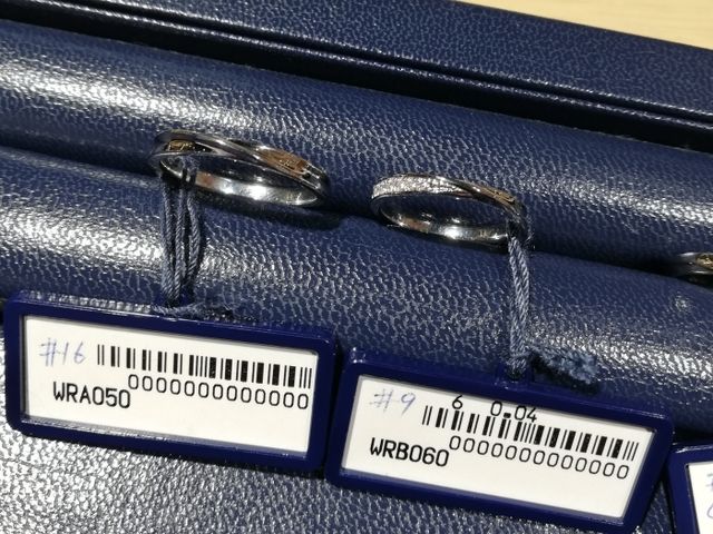 ダイヤの白くキラキラしているのが魅力的です