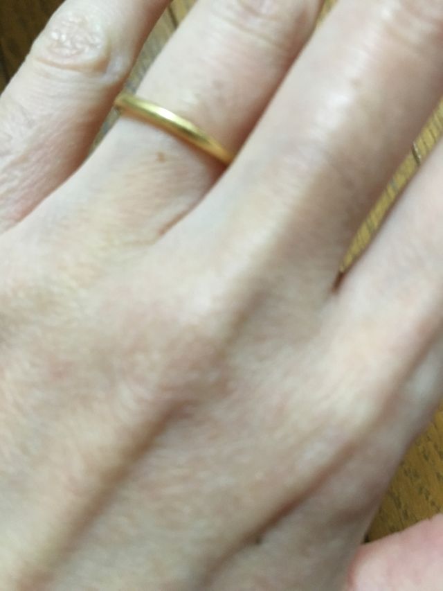 ゴールドの華奢なシンプルなタイプです。