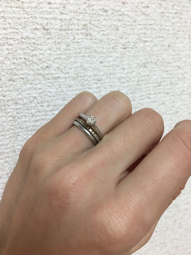 一番上のものが婚約指輪です。シンプルで定番の指輪です。