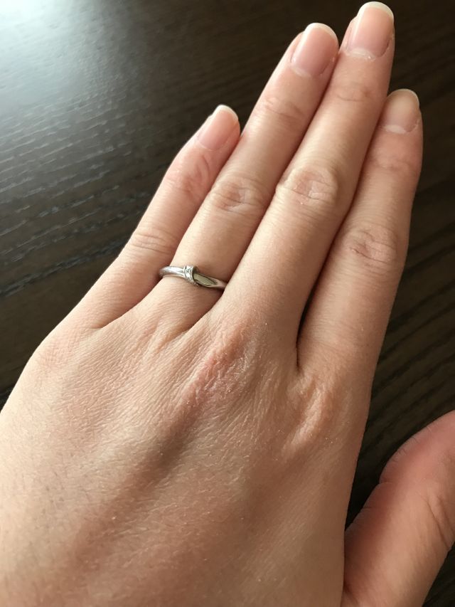 ふたりの固い絆を「結び」という形で表現した結婚指輪です。