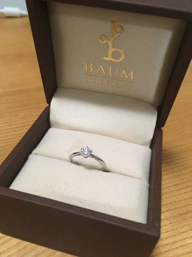 華奢で普段使いもできそうな、婚約指輪をえらびました。