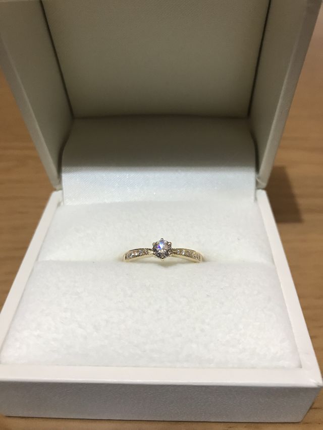 ダイヤは彼のお母さんの指輪からいただきました！