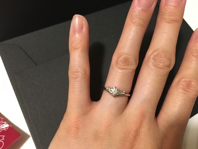 指輪をつけている写真です。