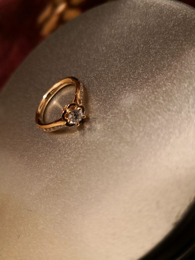 カメリアの形にダイヤ