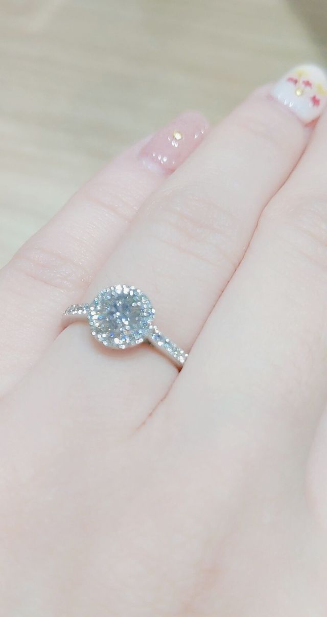 普段の照明下でもキラキラ光ります。