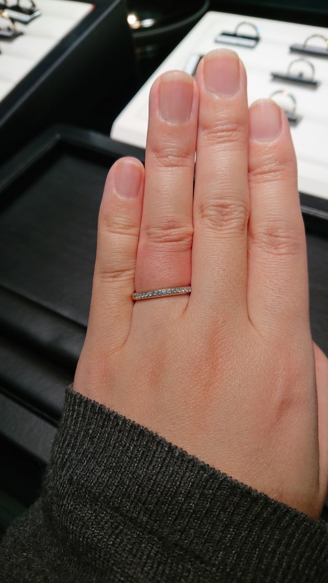 ハーフエタニティリングです。試着し過ぎて指が赤くなってますw