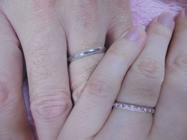 女性用の石はダイヤモンドとピンクサファイアのミックスです。