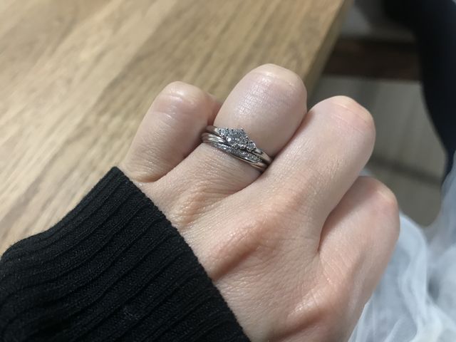 結婚指輪と婚約指輪とセットで購入しました。