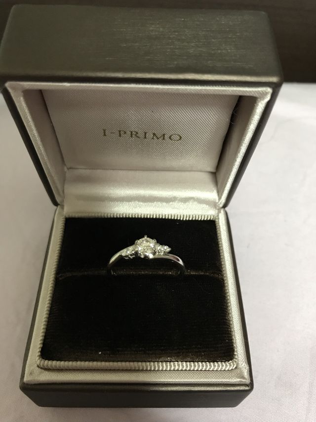 0.4カラットのダイヤモンドの婚約指輪。